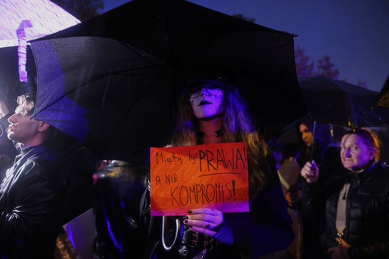 Una manifestante sostiene un cartel que dice, “¡Se trata de la ley, no de una concertación!” en una manifestación contra las leyes polacas sobre el aborto y para exigir la legalización del procedimiento, en Varsovia, el jueves 22 de octubre de 2026. (AP Foto/Beata Zawrzel)