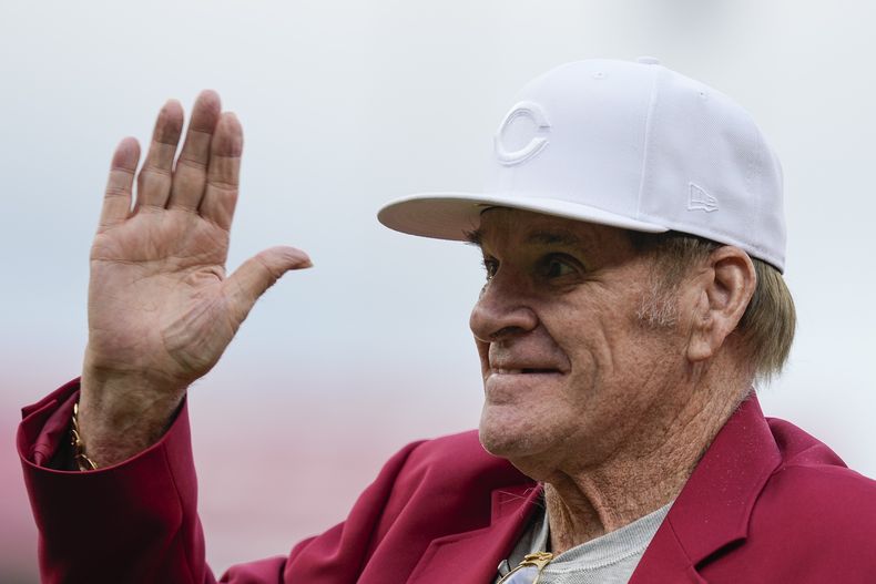 ARCHIVO - Pete Rose saluda a los aficionados de los Rojos de Cincinnati al ser exaltado al Salón de la Fama del equipo, el 15 de julio de 2023. (AP Foto/Darron Cummings)