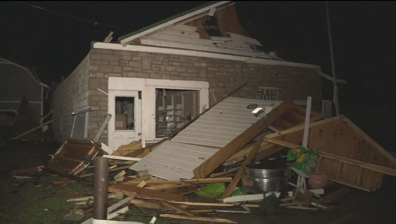En esta imagen, tomada de un video distribuido por WSYX, los daños causados por el mal tiempo en una zona residencial en Lakeview, Ohio, el 14 de marzo de 2024. (WSYX vía AP)