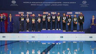 Los equipos del Reino Unido, oro; México, plata; y Australia, bronce posan tras la ceremonia de medallas en las pruebas mixtas de 3 y 10 metros del Mundial de Natación en Doha, Qatar el viernes 2 de febrero del 2024. (AP Foto/Hassan Ammar)