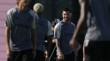 Lionel Messi (centro) durante un entrenamiento del Inter Miami, el martes 18 de julio de 2023, en Fort Lauderdale, Florida. (AP Foto/Rebecca Blackwell)