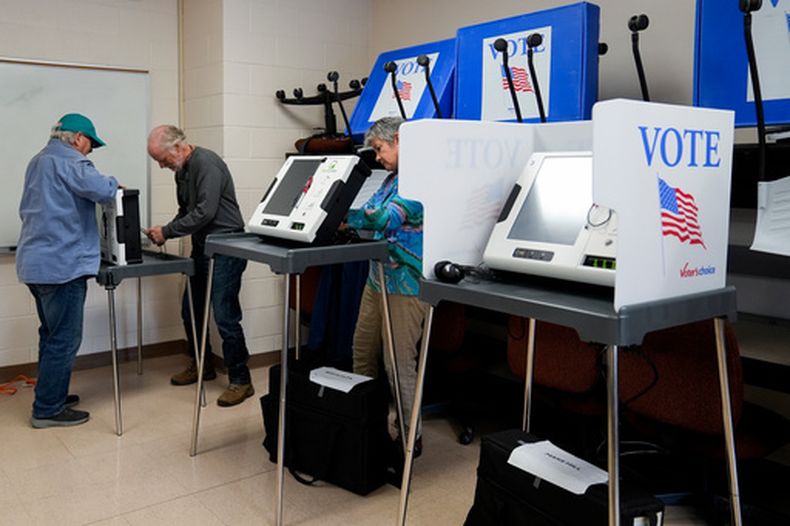 ARCHIVO - Miembros del personal electoral instalan máquinas de votación en un centro de votación anticipada presencial en el Colegio Técnico Comunitario de Asheville-Buncombe, el 16 de octubre de 2024, en Marshall, Carolina del Norte. (AP Foto/Stephanie Scarbrough/Archivo)