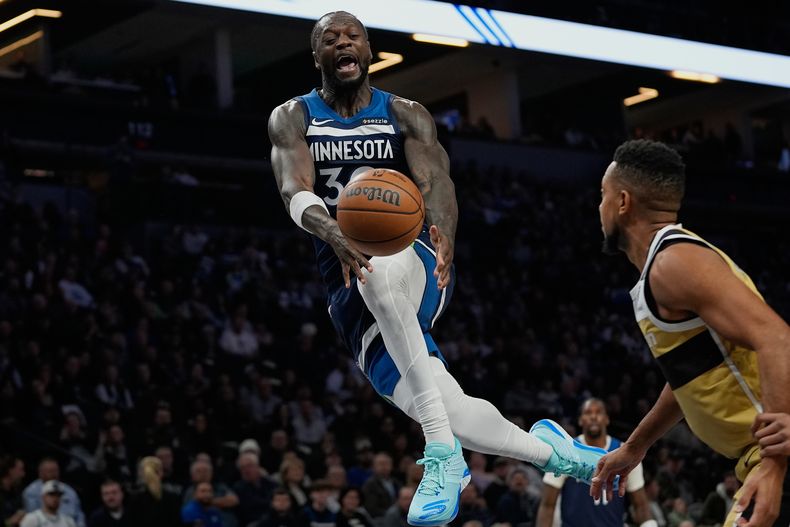 El alero de los Timberwolves de Minnesota Julius Randle salta con el balón en el encuentro ante los Wizards de Washington el miércoles 19 de noviembre del 2025.(AP Foto/Abbie Parr)