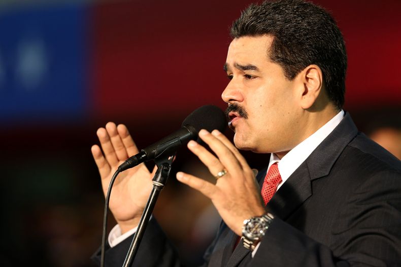 El presidente venezolano Nicol&aacute;s Maduro pronuncia un discurso durante una ceremonia de juramentaci&oacute;n del nuevo jefe de las fuerzas armadas en la base de Fuerte Tiuna en Caracas, Venezuela, el lunes 27 de octubre de 2014. El gobierno de Madur