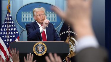 El presidente estadounidense Donald Trump habla en la sala de prensa James Brady de la Casa Blanca, el jueves 30 de enero de 2025, en Washington. (AP Foto/Alex Brandon)