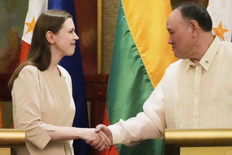 El secretario de Defensa de Filipinas Gilberto Teodoro Jr (der) con la ministra de Defensa de Lituania Dovile Sakaliene en conferencia de prensa en Makati, Filipinas, el 30 de junio del 2025. (AP foto/Aaron Favila)