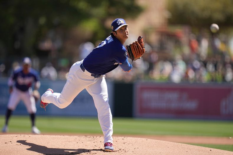 Shohei Ohtani, abridor japonés de los Dodgers de Los Ángeles, lanza contra los Gigantes de San Francisco durante la primera entrada del juego de los entrenamientos de primavera el miércoles 18 de marzo de 2026, en Phoenix. (AP Foto/Ross D. Franklin)