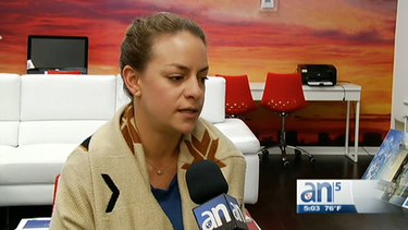 roban tarjetas de credito a una mujer mientras practicaba yoga