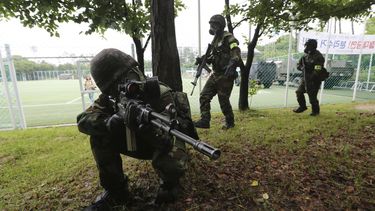 ARCHIVO - Soldados del ejército surcoreano realizan un simulacro antiterrorista como parte del ejercicio Ulchi Taeguk en un parque en Seúl, Corea del Sur, el 27 de mayo de 2019. (AP Foto/Ahn Young-joon, Archivo)