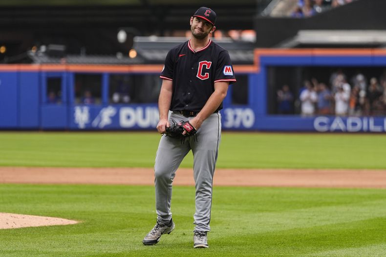 Gavin Williams (32) de los Guardianes de Cleveland tras permitir un jonrón ante los Mets de Nueva York, el miércoles 6 de agosto de 2025, en Nueva York.(AP Foto/Yuki Iwamura)