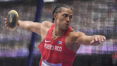 El puertorriqueño Ayden Owens-Delerme compite en el evento de lanzamiento de disco del decatlón olímpico, el sábado 3 de agosto de 2024, en Saint-Denis, Francia. (AP Foto/Matthias Schrader)