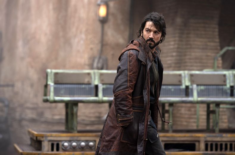 En esta imagen proporcionada por Lucasfilm Ltd. Diego Luna como Cassian Andor en la serie Andor. (Lucasfilm Ltd./Disney+ vía AP)