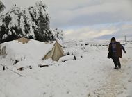 libaneses, sirios tratan de sobrevivir al frio