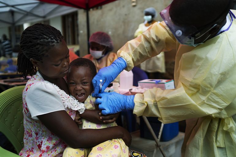 OMS comienza a vacunar a personas contra ébola en Congo