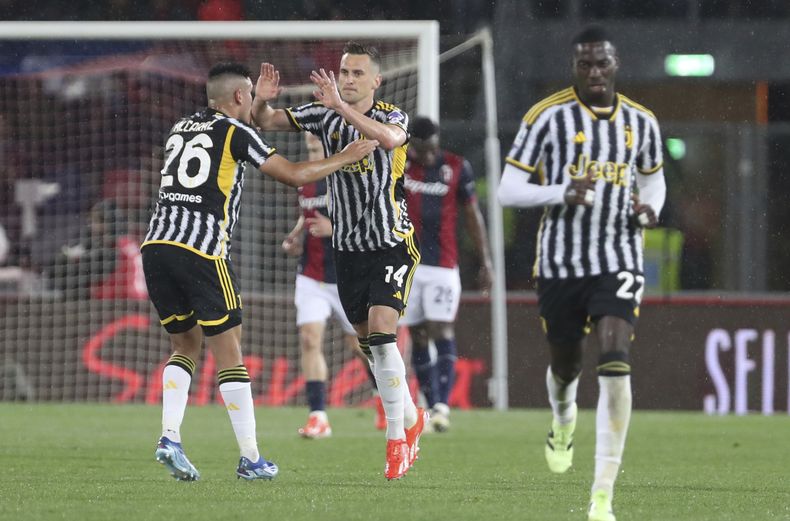 Arkadiusz Mili (centro) celebra un gol para Juventus en el empate 3-3 ante Bologna en la Serie A de Italia, el el lunes 20 de mayo de 2024. (Michele Nucci/LaPresse vía AP)