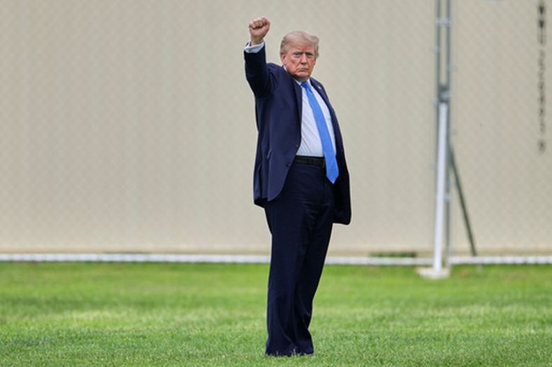 El presidente de Estados Unidos, Donald Trump, hace un gesto mientras camina para subir al Marine One en la Ellipse, el viernes 14 de agosto de 2026, cerca de la Casa Blanca en Washington. (AP Foto/Mark Schiefelbein)