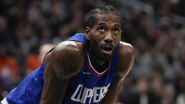 Kawhi Leonard, de los Clippers de Los Ángeles, hace una pausa en el partido del martes 12 de diciembre de 2023, ante los Kings de Sacramento (AP foto/Ashley Landis)