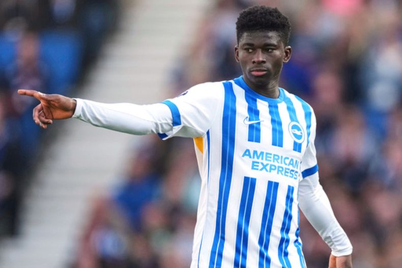 ARCHIVO- El jugador del Brighton, Carlos Baleba, dirige el juego durante el partido de fútbol de la Liga Premier inglesa entre el Brighton and Hove Albion y el Fulham en el Amex Stadium en Brighton, Inglaterra, el 8 de marzo de 2025. (Foto AP/Dave Shopland, Archivo)