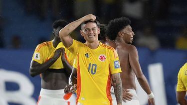 El volante colombiano James Rodríguez y compañeros celebran la victoria 3-0 ante Bolivia que aseguró la clasificación a la Copa Mundial 2026, el jueves 4 de septiembre de 2025, en Barranquilla. (AP Foto/Fernando Vergara)