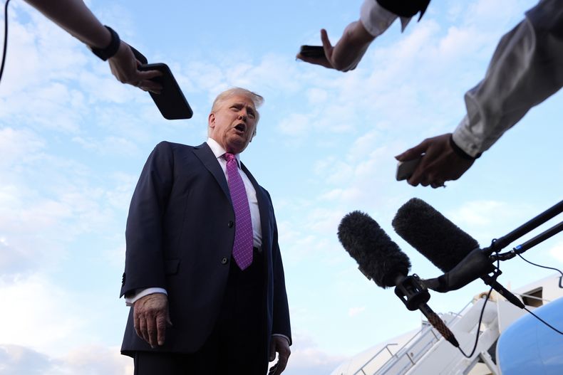 El presidente Donald Trump habla con periodistas antes de abordar el Air Force One en el aeropuerto de Morristown, el domingo 14 de septiembre de 2025, en Morristown, Nueva Jersey (AP Foto/Alex Brandon)