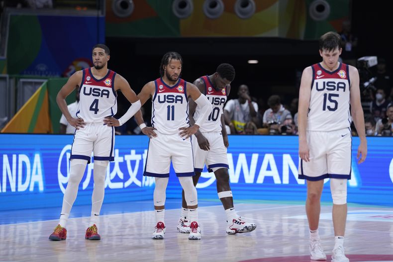 Jugadores de baloncesto de Estados Unidos reaccionan después del juego por la medalla de bronce de la Copa del Mundo entre Estados Unidos y Canadá, en Manila, Filipinas, el domingo 10 de septiembre de 2023. (AP Foto/Michael Conroy)