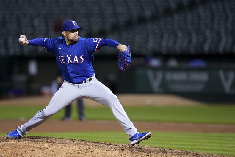 Nathan Eovaldi, de los Rangers de Texas, cumple con su apertura ante los Atléticos de Oakland, el jueves 11 de mayo de 2023 (AP Foto/Godofredo A. Vásquez)
