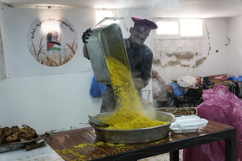 Voluntarios en la Cocina Benéfica Yasser Arafat en Tulkarem, Cisjordania, preparan una comida de iftar para palestinos desplazados que intentan celebrar el Ramadán, un mes sagrado para los musulmanes, el lunes 3 de marzo de 2025. (AP Foto/Majdi Mohammed)