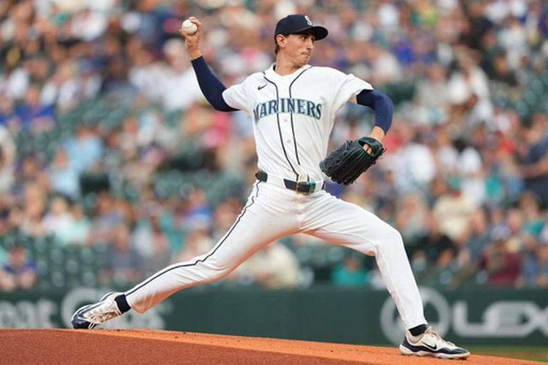 El lanzador abridor de los Marineros de Seattle, George Kirby, lanza contra los Filis de Filadelfia durante la primera entrada de un partido de béisbol, el martes 25 de agosto de 2026, en Seattle. (Foto AP/Lindsey Wasson)