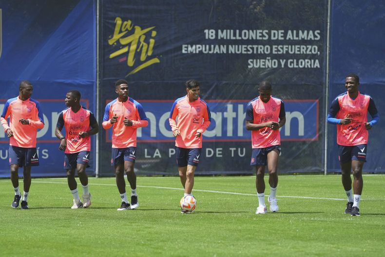 Los jugadores de Ecuador durante un entrenamiento de la selección, el martes 18 de marzo de 2025, en Quito, Ecuador. (AP Foto/Dolores Ochoa)