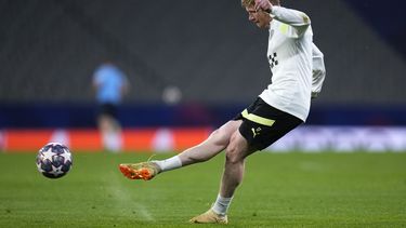 Kevin De Bruyne, del Manchester City, entrena el viernes 9 de junio de 2023, en Estambul, Turquía (AP Foto/Manu Fernández)