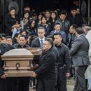ARCHIVO - El ataúd de Justin Llivicura, uno de los cuatros jóvenes que fueron encontrados sin vida en una presunta masacre perpetrada por la pandilla MS-13, es cargado por varias personas tras su funeral en una iglesia de East Patchogue, Nueva York, el 19 de abril de 2017. (AP Foto/Frank Eltman, Archivo)