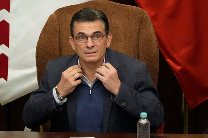 El presidente de Bolivia, Rodrigo Paz, se reúne con líderes de la confederación sindical Central Obrera Boliviana (COB), en La Paz, Bolivia, el 17 de junio de 2026, tras semanas de protestas y cortes de carrera en todo el país. (AP Foto/Juan Karita)