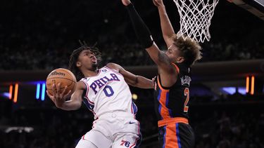 Knicks remontan 21 puntos para superar 108-97 a 76ers