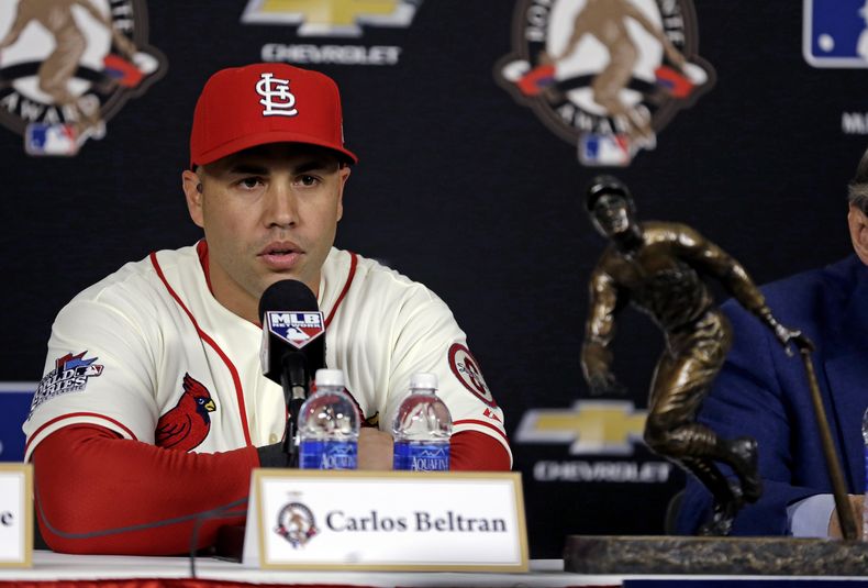 El pelotero puertorrique&ntilde;o Carlos Beltr&aacute;n, de los Cardenales de San Luis, habla con la prensa despu&eacute;s de ser honrado con el Premio Roberto Clemente, antes del tercer juego de la Serie Mundial contra los Medias Rojas de Boston, el s&aa