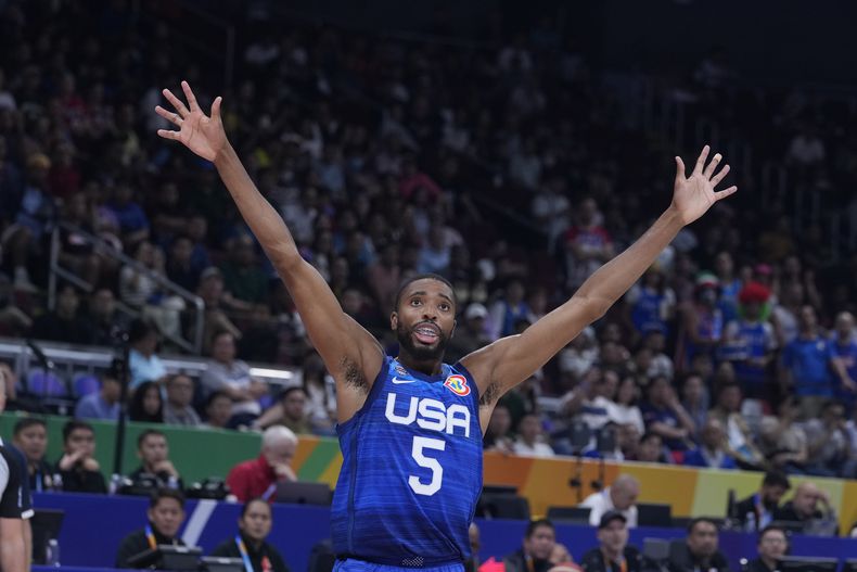 El delantero estadounidense Mikal Bridges (5) durante el partido contra Italia por el Mundial de baloncesto, el martes 5 de septiembre de 2023 en Manila. (AP Foto/Michael Conroy)