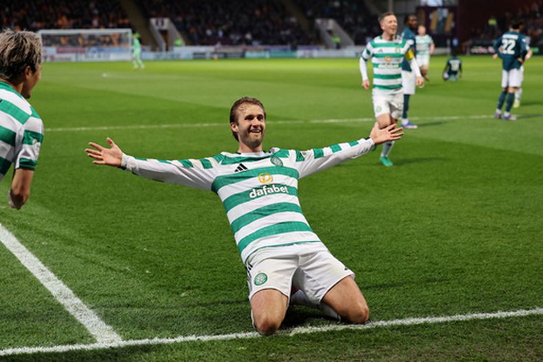 Benjamin Nygren festeja tras marcar por el Celtic de Glasgow ante el Motherwell, en un partido de la liga escocesa, disputado el miércoles 13 de mayo de 2026 (Robert Perry/PA via AP)