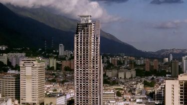 americateve | La Fuerza Nacional Bolivariana irrumpió en la Torre de David para empezar a reubicar a los 3.000 ocupantes ilegales. Se rumoreó que la orden la dio el mandatario venezolano para facilitar un negocio con China