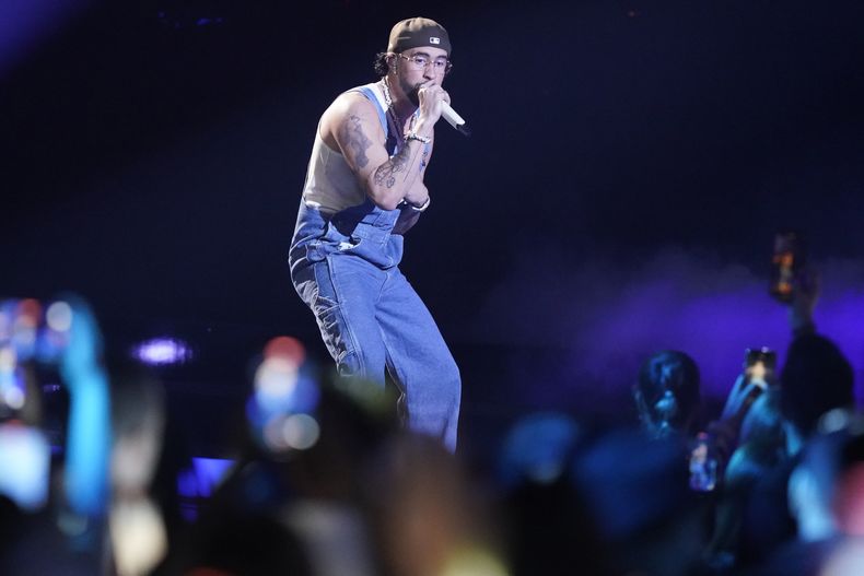 ARCHIVO - Bad Bunny durante su presentación en los Premios Billboard de la Música Latina, el 5 de octubre de 2023, en Coral Gables, Florida. TikTok podría parecer (o sonar) un poco diferente. Esta semana, Universal Music Group, que representa a artistas de renombre como Taylor Swift, Bad Bunny y Drake, dijo que ya no permitiría su música en TikTok tras el vencimiento el miércoles 31 de enero de 2024 de un acuerdo de licencia entre las dos compañías. (Foto AP/Marta Lavandier)