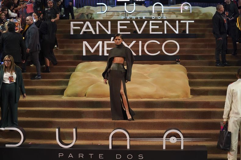 La actriz estadounidense Zendaya posa en la alfombra roja de la película Dune: Part Two, en la Ciudad de México el martes 6 de febrero de 2024. (Foto AP/Marco Ugarte)