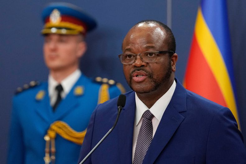 ARCHIVO – El rey de Esuatini, Mswati III, habla en una conferencia de prensa tras sostener conversaciones con el presidente serbio Aleksandar Vucic en el Palacio de Serbia en Belgrado, Serbia, el sábado 19 de octubre de 2024. (AP Foto/Darko Vojinovic, Archivo)