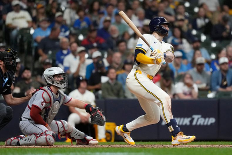 Garrett Mitchell, de los Cerveceros de Milwaukee, conecta un jonrón solitario durante la séptima entrada de un partido de béisbol contra los Guardianes de Cleveland, el martes 16 de junio de 2026, en Milwaukee. (Foto AP/Aaron Gash)