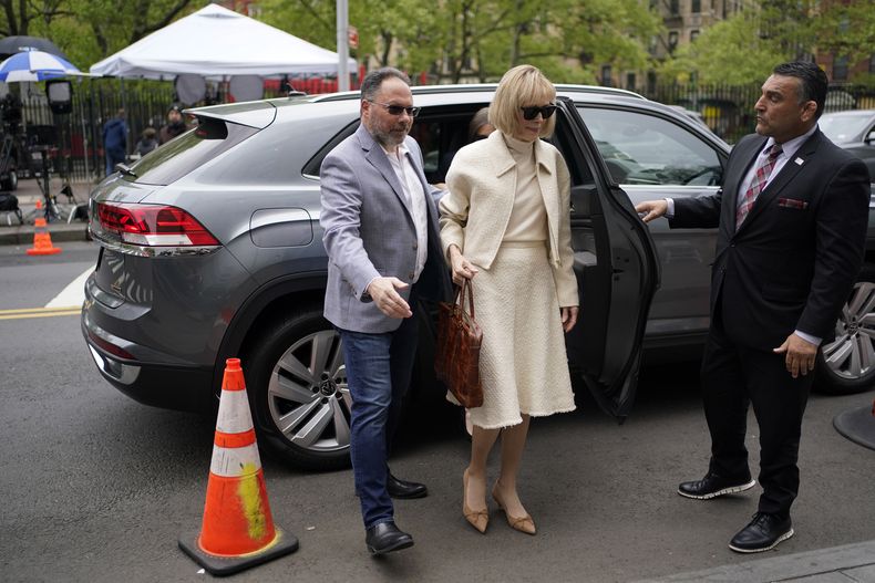 La columnista E. Jean Carroll arriba a la corte federal donde se ventila su demanda contra el expresidente Donald Trump, a quien acusa de haberla violado, Nueva York, jueves 27 de abril de 2023. (AP Foto/Seth Wenig)