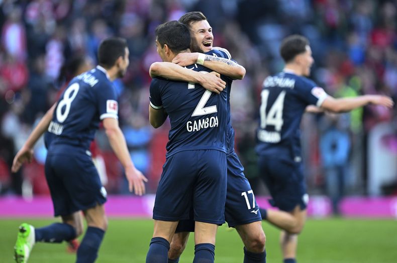 Cristian Gamboa y Tom Krauss del Bochum celebran tras la victoria ante el Bayern Munich en la Bundesliga el sábado 8 de marzo del 2025. (Sven Hoppe/dpa via AP)