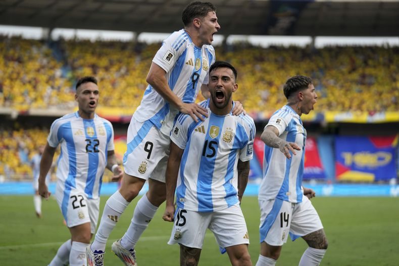 Nicolás González (15) celebra tras anotar un gol para Argentina ante Colombia en las eliminatorias del Mundial, el martes 10 de septiembre de 2024, en Barranquilla, Colombia. (AP Foto/Fernando Vergara)