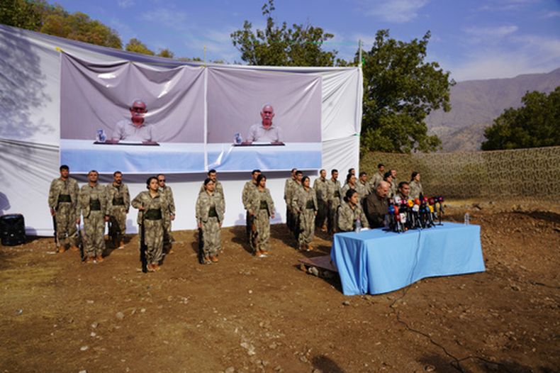 ARCHIVO – Combatientes del Partido de los Trabajadores de Kurdistán (PKK), que, según informes, se retiraron de Turquía con sus armas, en una ceremonia en el área de Qandil en el norte de Irak, el 26 de octubre de 2025. (AP Foto/Rashid Yahya, Archivo)
