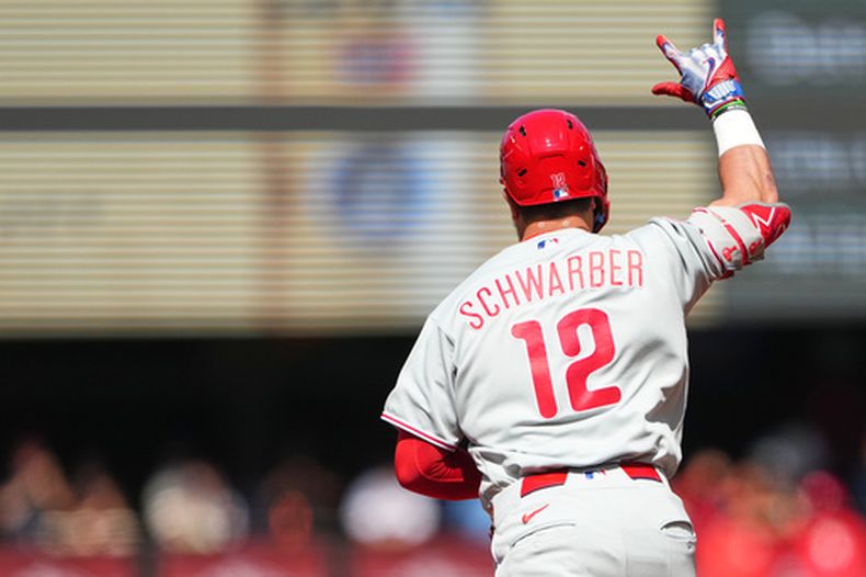 El jugador de los Filis de Filadelfia, Kyle Schwarber, trota por las bases tras conectar un jonrón de tres carreras contra el lanzador abridor de los Marineros de Seattle, Bryan Woo, durante la segunda entrada de un partido de béisbol, el miércoles 26 de agosto de 2026, en Seattle. (Foto AP/Lindsey Wasson)
