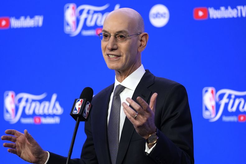 ARCHIVO - El comisionado de la NBA, Adam Silver, habla con los periodistas antes del Juego 1 de las Finales de la NBA entre los Celtics de Boston y los Mavericks de Dallas, el jueves 6 de junio de 2024, en Boston. (AP Foto/Charles Krupa, Archivo).