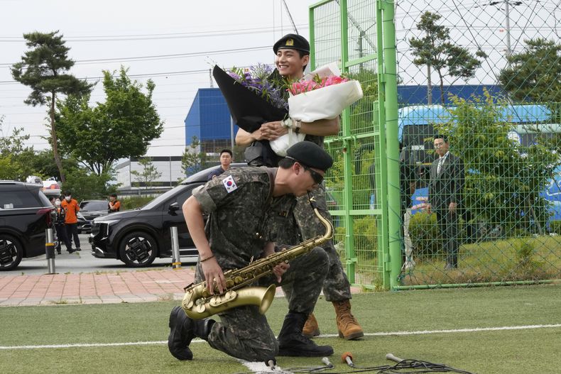ARCHIVO - Los miembros de la banda de K-pop BTS, RM, bottom y V, reaccionan después de ser dados de baja de un servicio militar obligatorio en Chuncheon, Corea del Sur, el martes 10 de junio de 2025. (Foto AP/Ahn Young-joon, archivo)