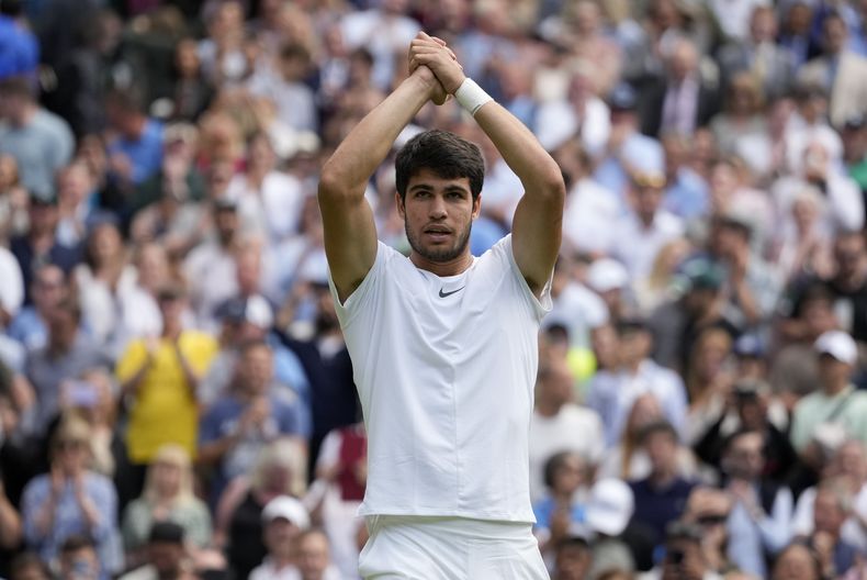 El español Carlos Alcaraz celebra tras vencer al danés Holger Rune en los cuartos de final de Wimbledon el miércoles 12 de julio del 2023. (AP Foto/Kirsty Wigglesworth)
