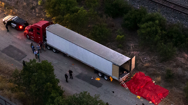 aumentan a 51 los migrantes muertos hallados en un camion en san antonio, texas